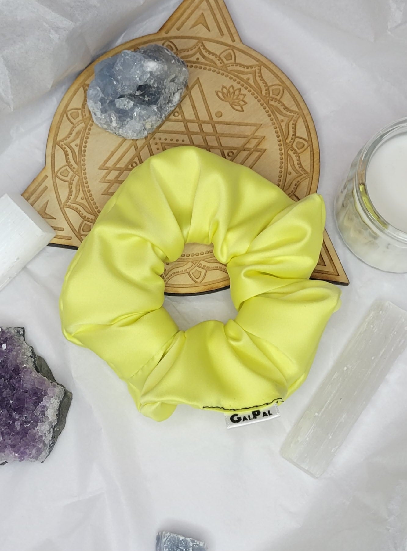 Satin jaune scrunchies