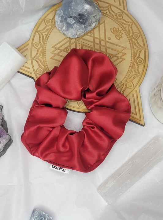 Satin rouge scrunchies