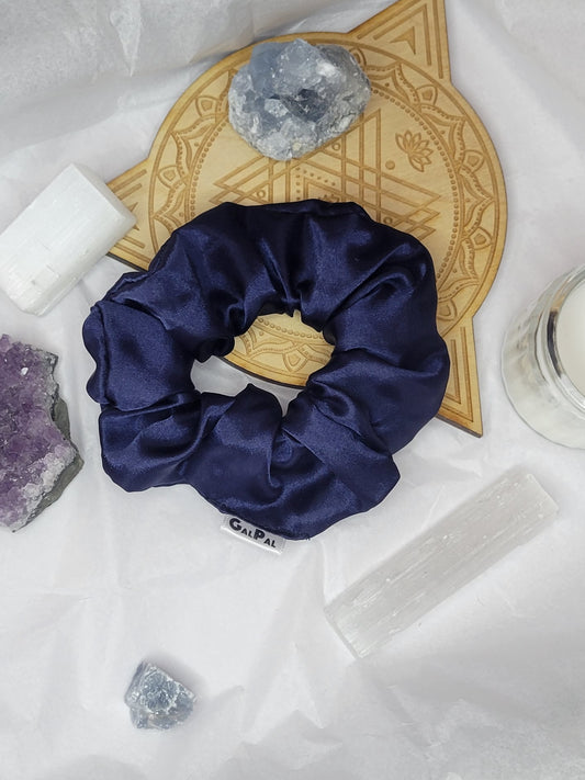 Satin bleu marin scrunchie