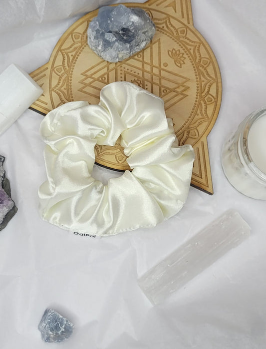 Satin crème scrunchies